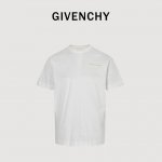 Givenchy 纪梵希 25Ss 蛇年刺绣短袖 采用100%棉质面料，柔软透气，让你在夏日里尽享舒适。 正面是纪梵希首字母刺绣标志,背面是蛇形枝形吊灯刺绣图案