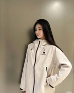 骆驼连帽户外运动软壳防风外套 经典款，男女情侣同款，简单清爽时尚百搭，胸口万针刺绣，品质超高。满满的性价比，买它就对了。新品春季连帽风衣外套！舒适度很优秀 情侣