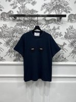25春夏新款 镂空刺绣眼睛宽松短袖T恤 胸前经典品牌镂空刺绣眼镜图案 低调又时髦 很有设计感 经典的T恤宽松版型 百搭不挑人 上身显瘦 又凸显青春活力 夏日穿搭