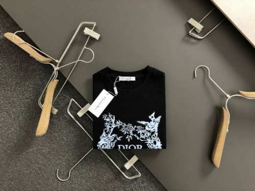 dior 迪奥 25Ss夏季新款圆领短袖T恤！270克重磅高端纯棉面料，手感质感都极完美！修身裁剪设计干净利落！时尚又好看！走线做工非常精致！版型效果超赞！而且