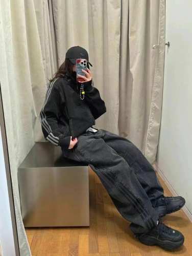 牛仔黑-阿迪达斯三叶草牛仔宽松男女系列！这款牛仔外套真的是绝绝子，穿上它你就是街头最靓的崽！ 首先来说说它的外观吧！这款牛仔外套的设计真的是惊艳到我啦！经典的直