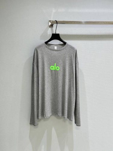 25Ss春夏新款上新 经典的圆领设计 贴合颈部曲线 不挑脸型 适配各种风格 胸前那抹亮眼的荧光绿 Alo 字母印花 在低调沉稳的灰色底色衬托下 它宛如夜空中闪烁