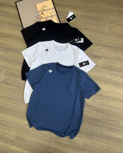 Descente 迪桑特综训三色男士凉感4D防晒Upf80+运动锦纶针织速干短袖 1. **4D立体剪裁** 采用人体工学三维建模技术，肩部螺旋分割线设计提升肩