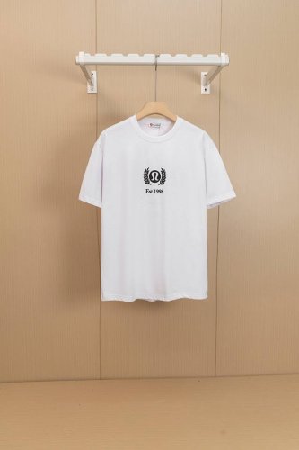 挂拍图 顶级版本 新款 字母标识限定印花短袖男女款 露露今年太好看难以形容对它的喜爱 既有高级感又兼顾舒适度 按头安利～ 立体凸起Logo很高级一点儿也不会Lo