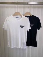 pd 25 Sst新品春夏首发专柜 品相完美 最新款短袖圆领T恤高端订制 设计前卫时尚！品牌Logo重工艺设计 高端定制长绒欧棉180克面料 手感柔软.穿着舒适