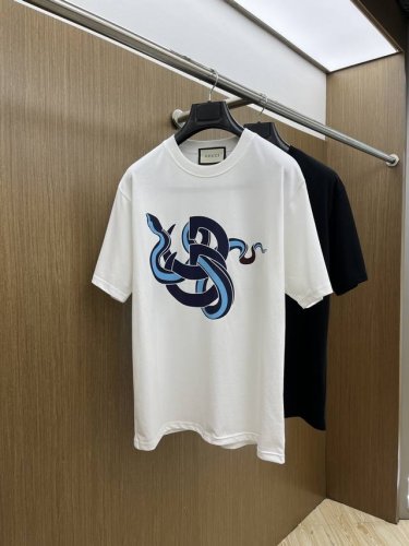 guc 独家首发 2025早春最新品，专柜同步有售，原单狠货，时尚休闲圆领短袖T恤，上身舒适！吸睛而有亮点，采用进口原版面料，顶级印花刺绣工艺字母图案Logo，