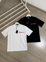丶上新 普拉达经典款T恤 细节图 普拉达 Peada Prd 25Ss 基础红硅胶短袖T恤 时尚先锋们，Prada的基础红硅胶短袖T恤绝对是衣橱必备的时尚单品。