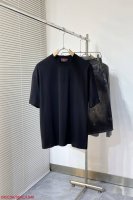 l949 Gugucci古驰2025新款立体贴布刺绣短袖T恤男女同款 经典与时尚的邂逅，当简约笔触邂逅奢华基因，Gucci这款T恤应运而生。低调中暗藏锋芒，是时