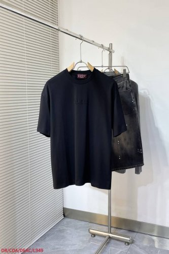 l949 Gugucci古驰2025新款立体贴布刺绣短袖T恤男女同款 经典与时尚的邂逅，当简约笔触邂逅奢华基因，Gucci这款T恤应运而生。低调中暗藏锋芒，是时