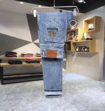 春夏巴黎世家 新品时尚原单牛仔裤采用进口高档洗水牛仔面料，奢华品牌字母Logo设计 上身随意舒服！收口搭配无束缚感！海外欧洲专柜同品，上身时尚运动显时尚，很低调