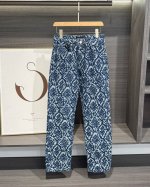 Louis Vuitton 路易 威登 25Ss 早春新品 蛇纹提花格纹牛仔裤 王鹤棣同款 Vuitton蛇纹图案牛仔裤，直接被它拿捏住！ 它的蛇纹图案设计超有