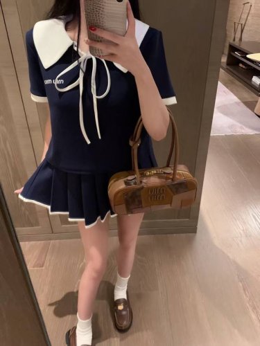 上新 Miumiu 缪缪 25Ss字母刺绣拼接撞色学院风针织面料短袖百褶裙套装 颜色：蓝色 白色 码数：Sml S码推荐： 80~100 M码推荐：100～11