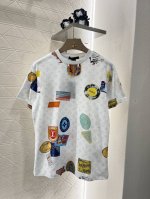 Louis Vuitto*2025新品上架 圆领印花徽章链条 定制Yb斜纹全棉材质 透气舒适 质感十足 宽松短袖T恤裁剪 凸显品牌格调 采用克重纯棉制成 略带有