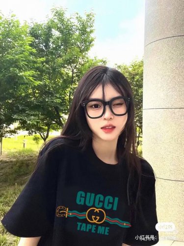 款号 Wkd52 爆款夏季Gucci新款绿色腰带印花T恤男女同款必备搭配短袖 男女同款情侣同款胸前印花撞色 让人眼前一亮的感觉 采用纯棉面料双纱260克高克重舒