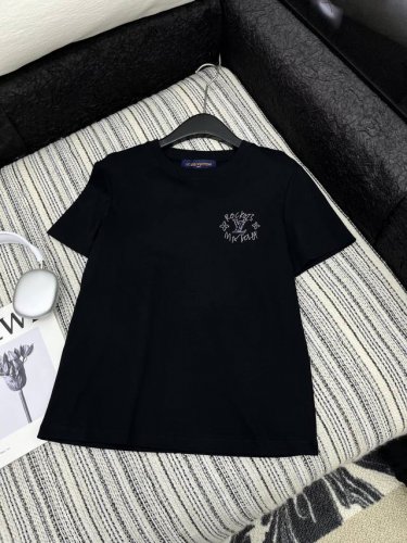 爆款现货 原单品质 Lv 2025新品 饰以高品质刺绣工艺 精致 清雅 脱俗 减龄柔美 一件成衣工艺繁琐耗时 呈现品质单品 上身洋气时髦 颜色清爽减龄 推荐入手