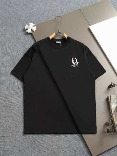 Dior 迪奥 Cd 微宽版版型 Xs-L Cd 25Ss 新品官网同步发售 Logo印花 刺绣Logo图案 作为奢侈界的龙头，D家可谓是当之无愧了，而今天要说