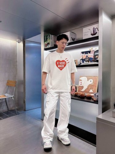 25Ss Lv Pharrell Wiliams菲董携手 Nigo 联名系列圆领短袖T恤，选用330克双纱平织棉面料打造。胸前Lv Lovers标识，可为日常造