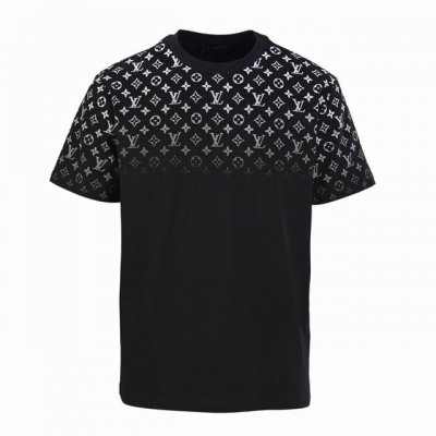Louis Vuitton Lv 渐变肩字短袖T恤 正品8300购入开发，采用21支精疏棉平纹面料，领口1*1索罗纳螺纹，面料酵洗，大身胶桨印花，定制辅料，合身