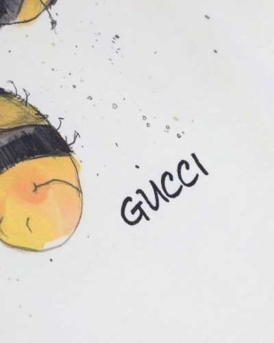 细节图# 古驰 Gucci小蜜蜂满印花圆领短袖T恤 款号：348 原版面料官方同款短袖T恤 定制280 克同缸染面料手感非常舒服 春夏最新砖柜同步时尚又个性超级