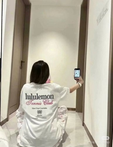lululemon 24Ss春夏新款 植绒印花宽松字母图案男女同款圆领纯棉短袖T恤，宽松版，面料330G全棉精梳棉！品质超级好！！！！ 颜色： 黑色-白色 尺码