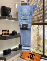 春夏 普拉达 新品时尚原单牛仔裤采用进口高档洗水牛仔面料，奢华品牌字母Logo设计 上身随意舒服！收口搭配无束缚感！海外欧洲专柜同品，上身时尚运动显时尚，很低调