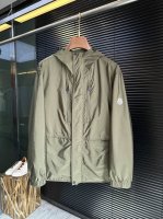 p370 Mq&蒙寇24Ss新款夹克外套。连帽设计，时尚有型。采用定制防风防雨面料，抗皱立挺有型，上身舒适；袖子饰以品牌Logo图案，辨识度极高；胸前对称双拉链