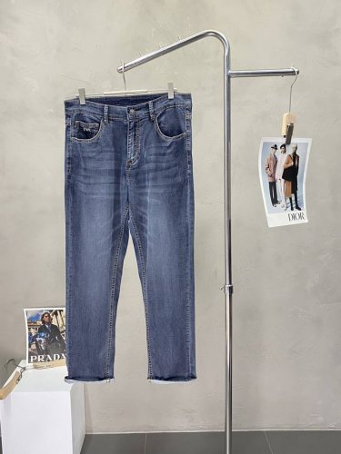 Armani阿玛尼独家专供新款休闲牛仔裤高端版本！专柜定制面料 透气舒适度高，细节无可挑剔，品牌元素设计理念，体现高品质。手感细腻柔软！呈现休闲裁剪，上身版型超