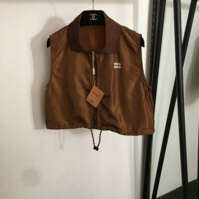P300款号20251164 Miumi*新款 Logo胶印翻领马甲无袖外套，棕色，Sml， L码；胸围104，长44