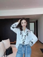 高级主推爆款 高级感春夏秀场重工立体盘绣衬衫 这件衬衫点睛之笔重工立体盘绣 从走线就能看出做工的精细繁复 在光线下散发光泽 松弛自在感 完全被这种腔调吸引 。S