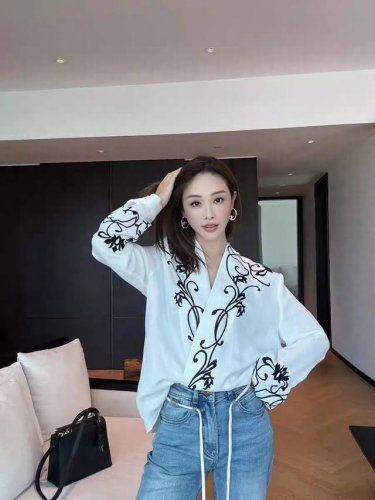 高级主推爆款 高级感春夏秀场重工立体盘绣衬衫 这件衬衫点睛之笔重工立体盘绣 从走线就能看出做工的精细繁复 在光线下散发光泽 松弛自在感 完全被这种腔调吸引 。S