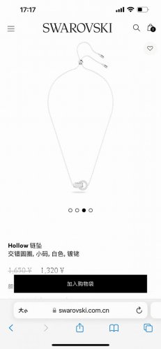 元。 上新。Swarovski施华洛世奇中国专属Hollow系列项链坠链专柜同步在售。这款项链采用非对称链坠突破风格边界，两个点缀着密镶Swarovski奥地利