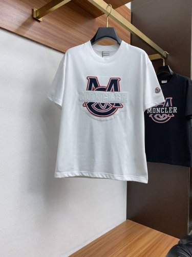 蒙口 M-3Xl Ss新工艺Logo高品质纯棉质阔版圆领男士短袖T恤，新季新推系列将标识巧妙融入设计，塑就一系列充满复古风情的运动风单品。在这款百搭T恤上，带着