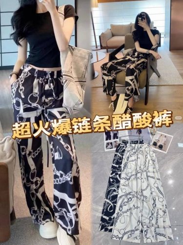 时尚弄潮儿必备超火爆链条醋酸裤！醋酸面料，丝滑垂坠，尽显高级质感。黑白链条图案个性吸睛，打破单调，释放不羁态度。抽绳设计，可随心调节腰围。宽松阔腿版型，修饰腿型