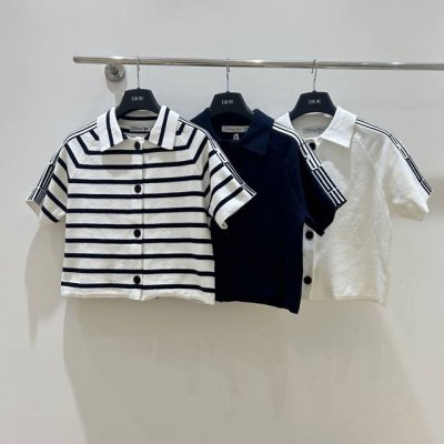 迪奥Dior新款新品上线 Dior翻领开衫 优雅与时尚并存 这款新款针织开衫 以其精致的翻领设计和简约的线条 完美展现了都市女性的知性魅力 条纹的经典配色 更是