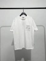 高版本，质量很好！罗意威 Loewe 2025春夏新款，胸前口袋刺绣大Logo刺绣男女同款短袖T恤！Loewe限定系列胸前大标刺绣款圆领短袖T恤 精纺棉材质轻薄
