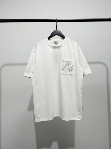 高版本，质量很好！罗意威 Loewe 2025春夏新款，胸前口袋刺绣大Logo刺绣男女同款短袖T恤！Loewe限定系列胸前大标刺绣款圆领短袖T恤 精纺棉材质轻薄