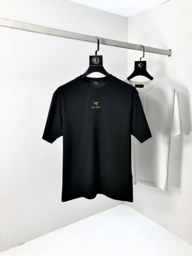 始祖鸟。穿200斤。宽松版 顶级货品2025春夏新款首发专柜最新款短袖圆领T恤 高端订制 设计前卫时尚！品牌Logo重工艺设计 高端定制天丝面料.手感柔软.穿着