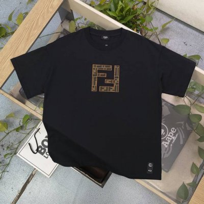 款号：Cx6206 高版本 2025春季新款Fendi芬迪胸口刺绣贴皮大Logo绣花休闲情侣宽松短袖T恤，独一无二的活性环保面料染色，32支双纱精梳纯棉爽滑手感