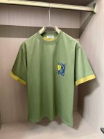 Loewe 2025春夏新品 简约中尽显时尚巧思。三色各异，橄榄绿清新自然，黑色经典百搭，蓝色沉稳大气。独特的袖口撞色设计，为整体增添层次感与视觉亮点。胸口口袋