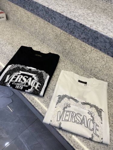 Verise范斯折25 Ss新品春夏首发专柜 最新款短袖圆领T恤高端订制 设计前卫时尚 品牌Logo重工艺设计高端定制欧棉180克面料手感柔软.穿着舒适.专柜级