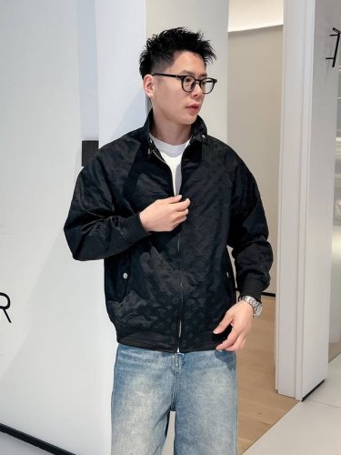 路易威登 高品质2025春季新款夹克外套，秀场新品品相非常完美，记忆面料舒适保暖，三标齐全，色泽饱满诱人，非常出彩的设计，轻松将时髦感进阶，做工极为考究严谨，走