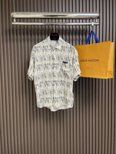 Lv 2025Ss春夏新款简素纹理夏日短袖衬衫，采用纹理丰富的 Damoflage 提花面料塑造休闲剪裁，以开领设计彰显摩登格调。可轻松融入 2025 春夏秀场