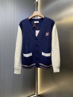 Miumiu 顶级复刻 25Ss新款羊绒羊毛开衫的设计灵感源自网球风细节。别致的罗纹图案和Oversize版型彰显休闲而精致的格调。 Size：S M L Xl