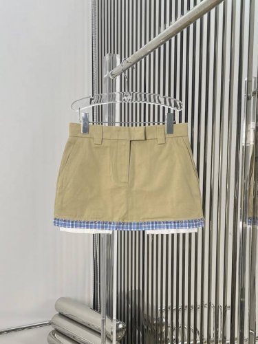 新款！最新Miu 25New 格纹领撞色卡其色夹克+半裙。尺码：Sml。外套 半裙