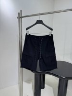 新品Flared Cargo结构拼接工装短裤 定制暗格纹棉布大号版型剪裁 正面背面各设有2个魔术贴翻盖口袋 侧面设有2个腰带袢 配有抽绳可调节腰围 独家工艺 男