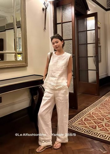 套装 爆款重磅来袭 高级拼刺绣圆领上衣+松紧亚麻套装 宽松慵懒休闲显瘦百搭 怎么穿都美 自然质感系 将舒适度和凉爽度 巧妙融入其中成套穿着 气场 轻松百搭且随性