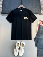 Dior 迪奥 25Ss夏季新款圆领短袖T恤！280克重磅高端纯棉面料，手感质感都极完美！修身裁剪设计干净利落！时尚又好看！走线做工非常精致！版型效果超赞！而且