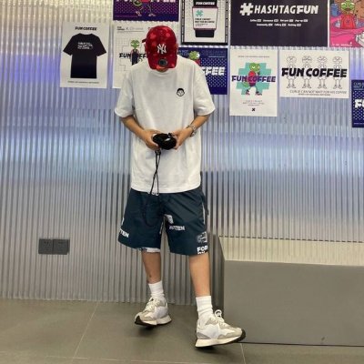 上新！Nb新款情侣圆领短袖T恤！超级吸睛！ 色调上的搭配效果自带层次，视觉上很有高街调性！重工艺高质感，棉质感强，男女同款！ 尺码：S-3Xl 颜色：黑色，白色