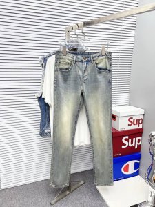 华伦天奴 男士丹宁牛仔裤，官宣画册海报穿搭款！ 客供高级进口的丹宁原色面料，特选日本冈山纯正13Oz 盎司牛仔布料，重磅环保植物酵素水洗工艺，肌理有着淡淡的复古
