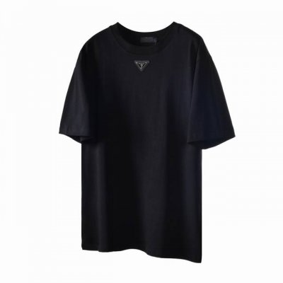 prada 普拉达 经典Logo皮标铁扣T恤短袖 铁牌不断更改目前达到了最完美状态 全钢清晰立体五金 三角边缘走线购入了新机器也按照原版进行了还原 质感硬朗光滑